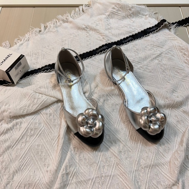 Luxury Fashion Camellia Flat Sandals