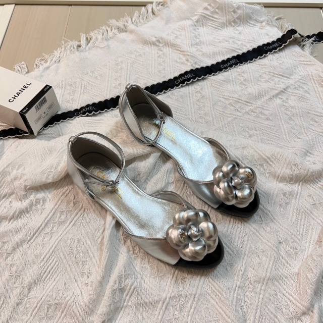 Luxury Fashion Camellia Flat Sandals