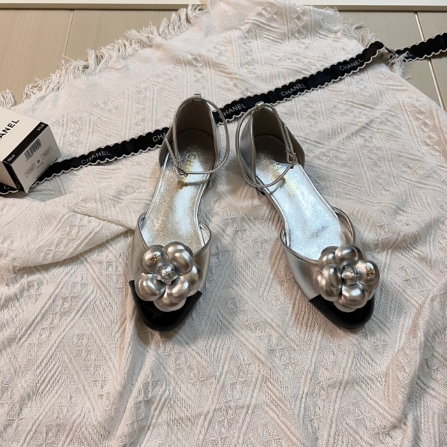 Luxury Fashion Camellia Flat Sandals