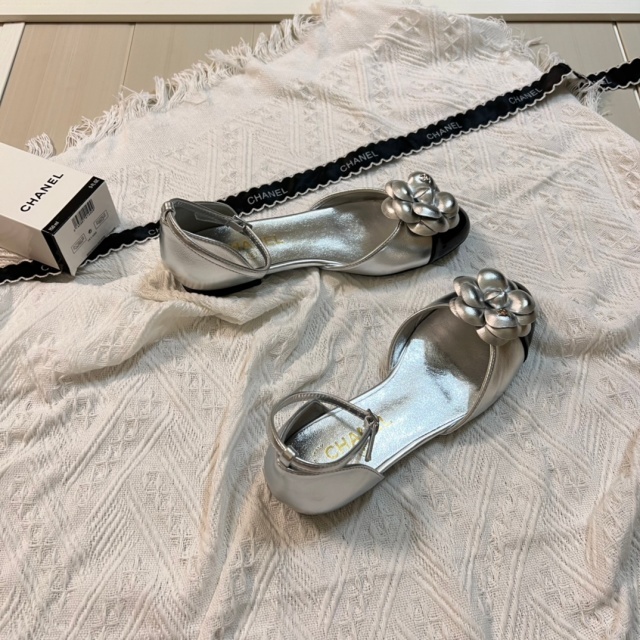 Luxury Fashion Camellia Flat Sandals