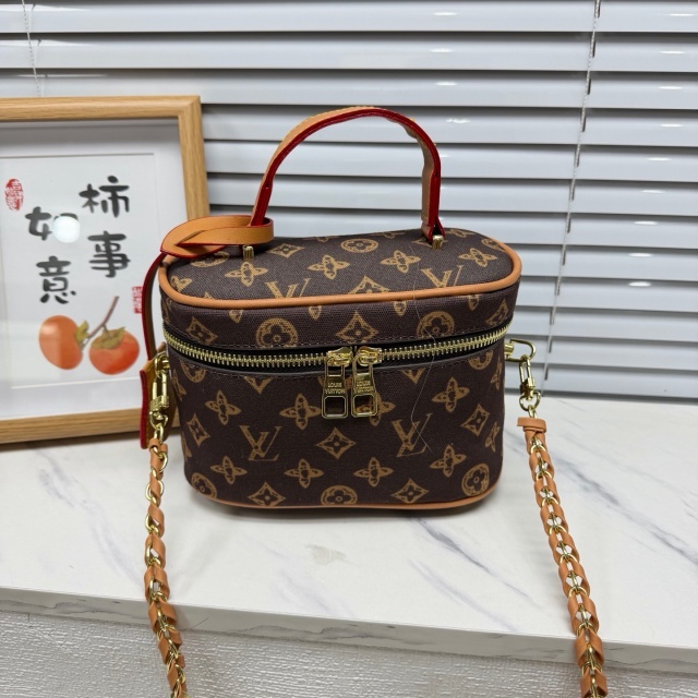 Chained Leather Fashion Makeup Bags