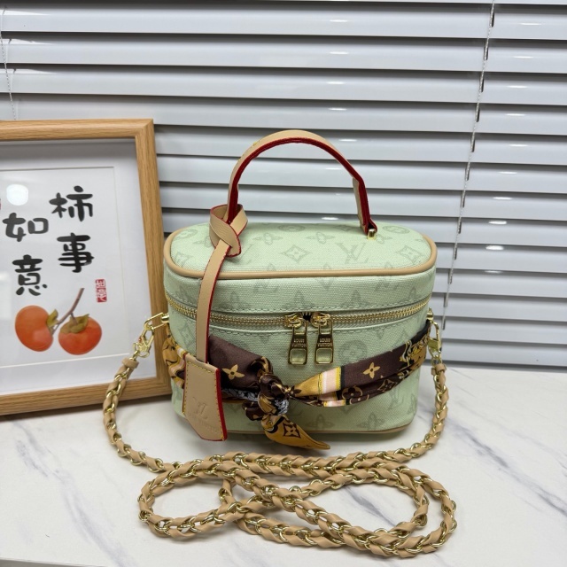 Chained Leather Fashion Makeup Bags
