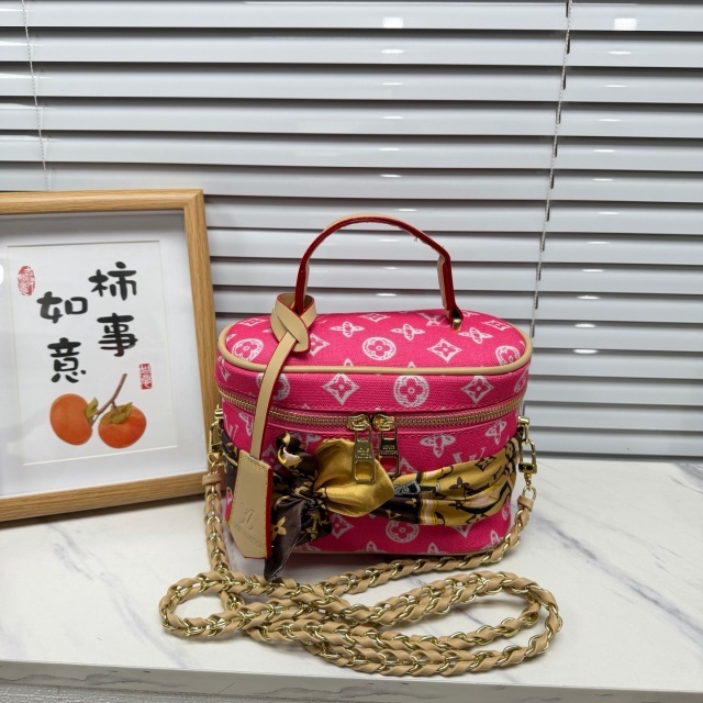 Chained Leather Fashion Makeup Bags
