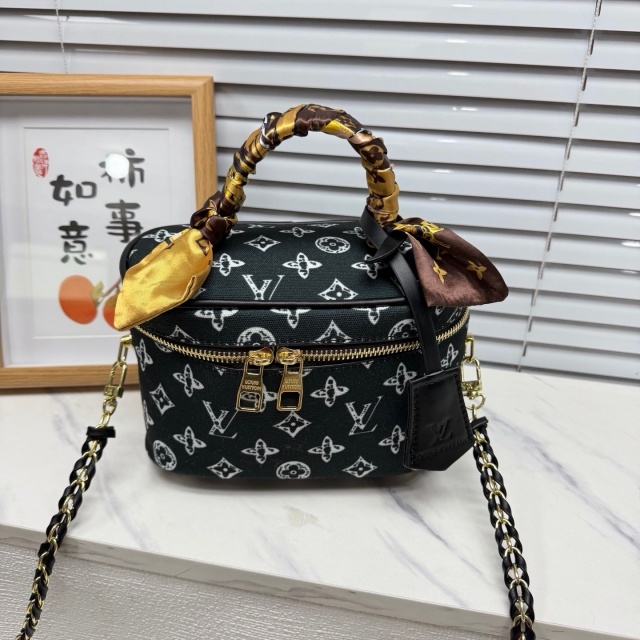 Chained Leather Fashion Makeup Bags