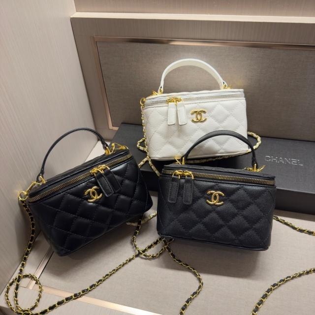 Luxury Fashion Chained Crossbody Makeup Bags