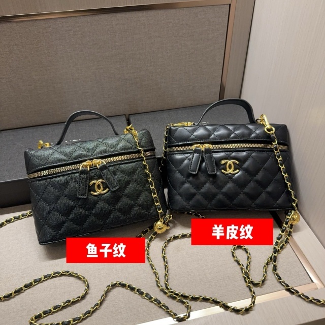 Luxury Fashion Chained Crossbody Makeup Bags
