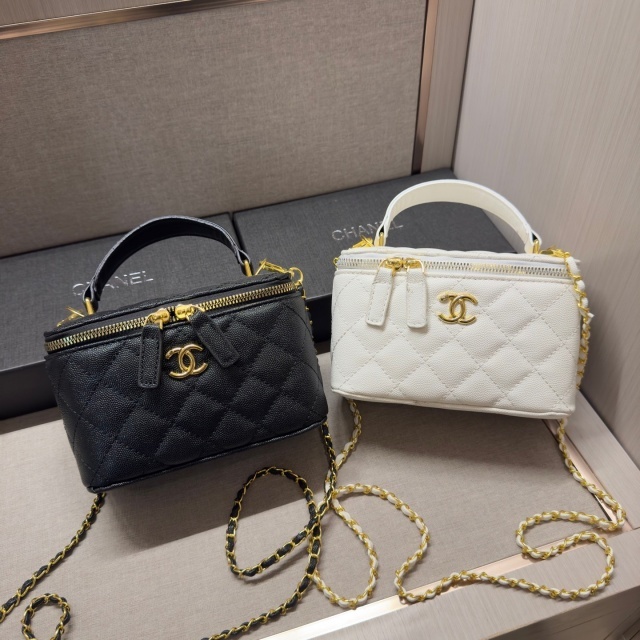 Luxury Fashion Chained Crossbody Makeup Bags