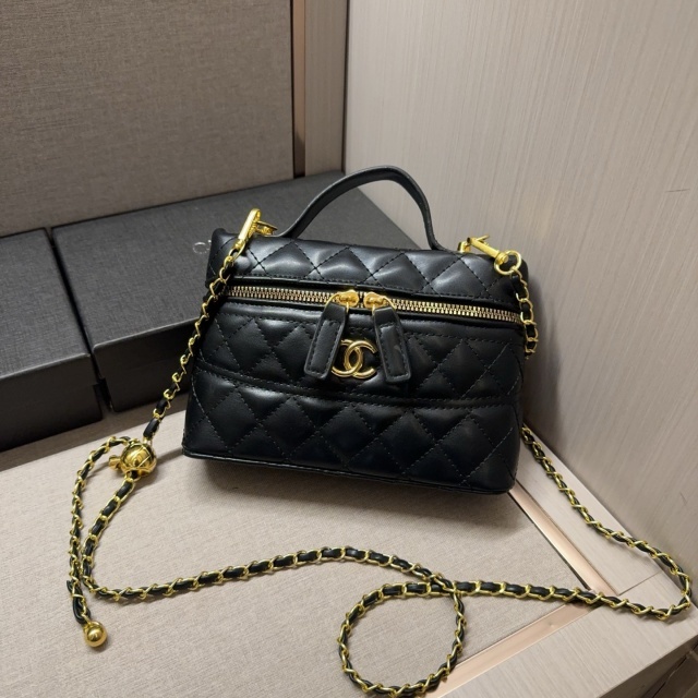 Luxury Fashion Chained Crossbody Makeup Bags
