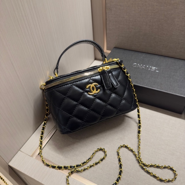 Luxury Fashion Chained Crossbody Makeup Bags