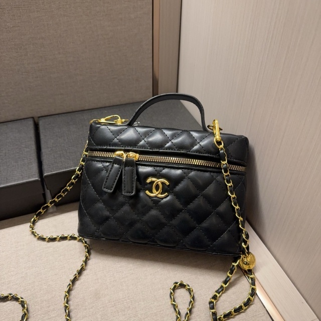 Luxury Fashion Chained Crossbody Makeup Bags