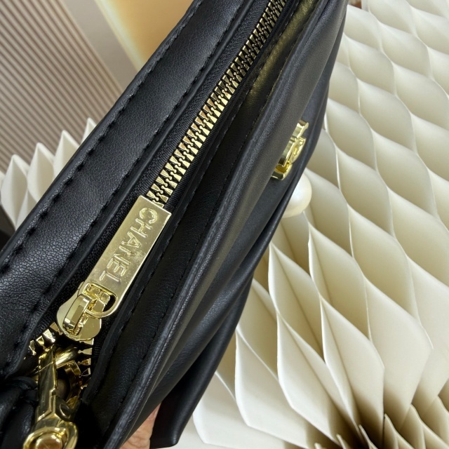 Pearl Fashion Leather Chained Messenger Bags