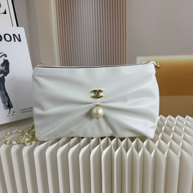 Pearl Fashion Leather Chained Messenger Bags