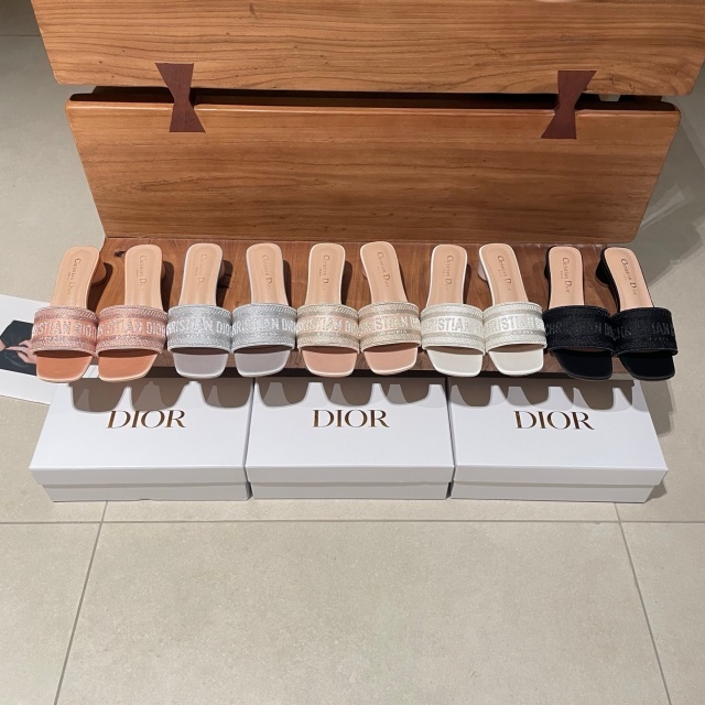 Luxury Fashion Embroidery Round Heeled Sandals