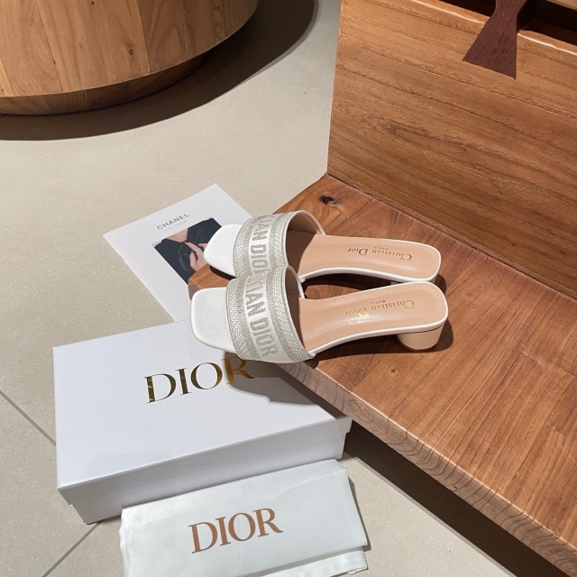 Luxury Fashion Embroidery Round Heeled Sandals