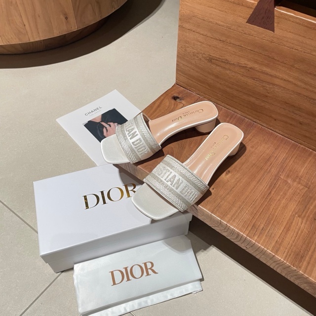 Luxury Fashion Embroidery Round Heeled Sandals