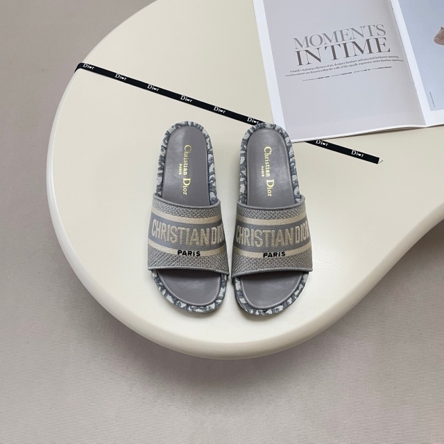 Fashion Embroidery Thick-Soled Casual Slides