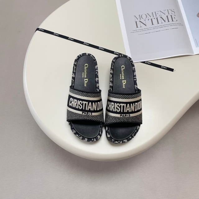 Fashion Embroidery Thick-Soled Casual Slides
