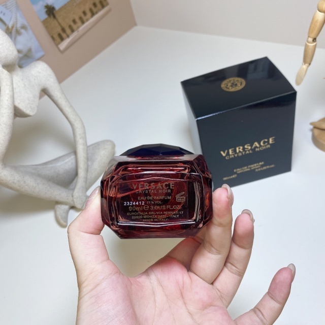 Crystal Noir Eau de Parfum Perfume