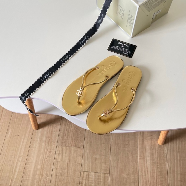 Fashion Logo Beach Flip-Flops