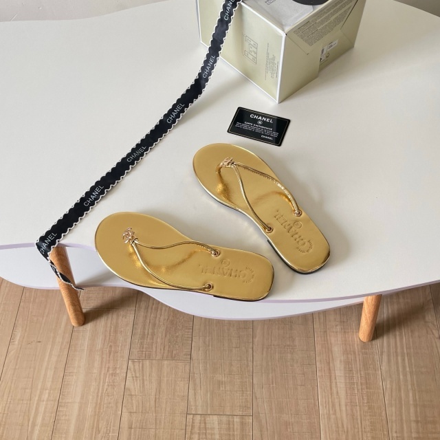 Fashion Logo Beach Flip-Flops