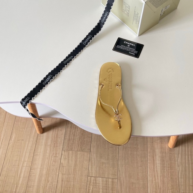 Fashion Logo Beach Flip-Flops