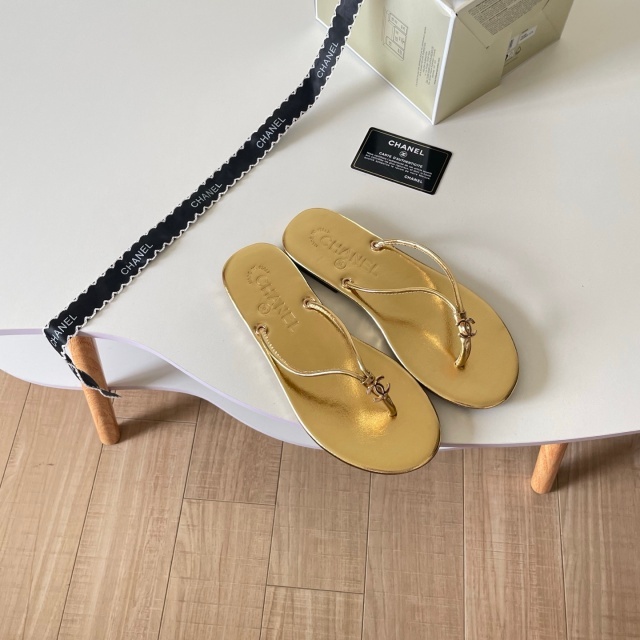 Fashion Logo Beach Flip-Flops