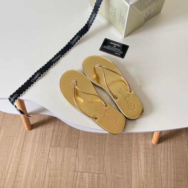 Fashion Logo Beach Flip-Flops
