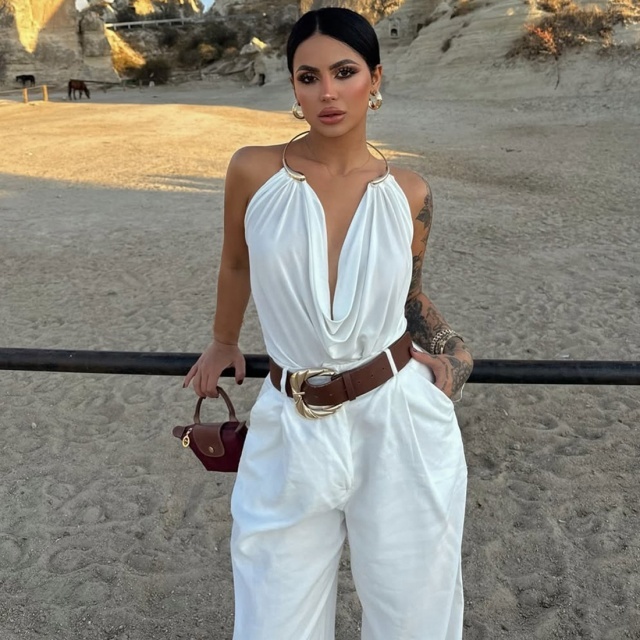 Swing Neck Metal Neck Slim Fit Vest
