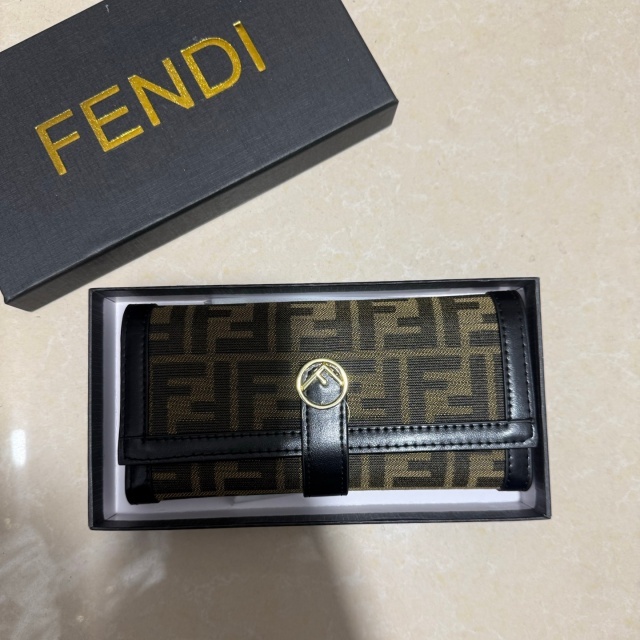 Fashion Metal Logo Leather Wallets