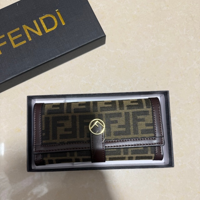 Fashion Metal Logo Leather Wallets