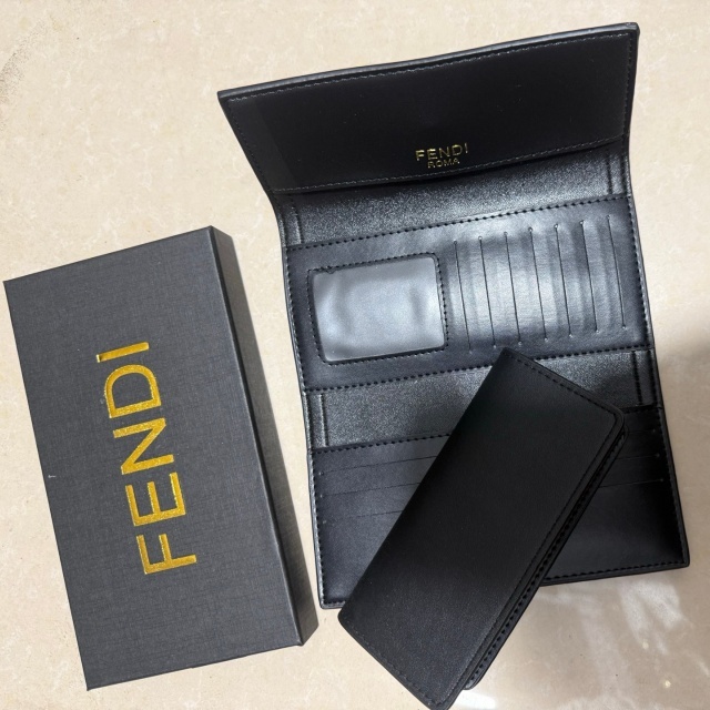 Fashion Metal Logo Leather Wallets