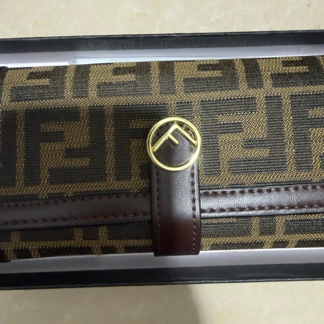 Fashion Metal Logo Leather Wallets