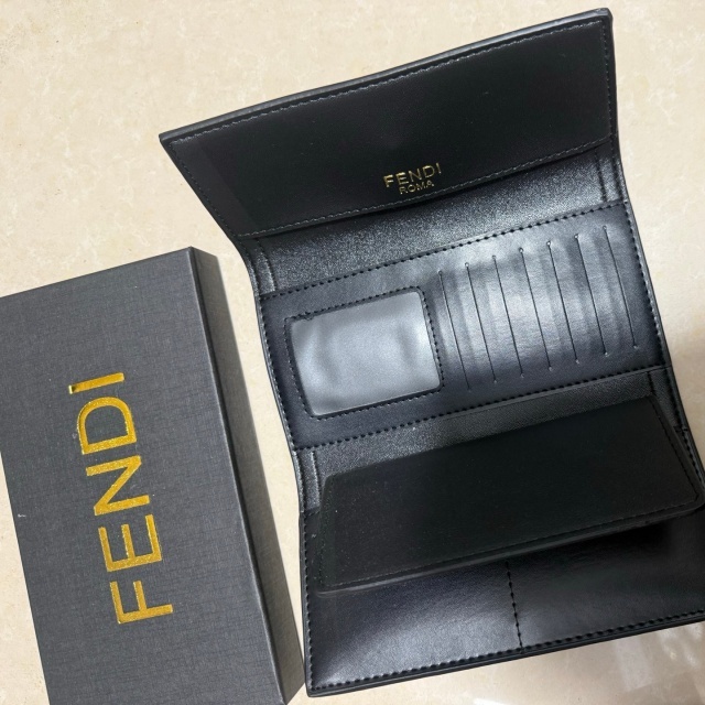 Fashion Metal Logo Leather Wallets
