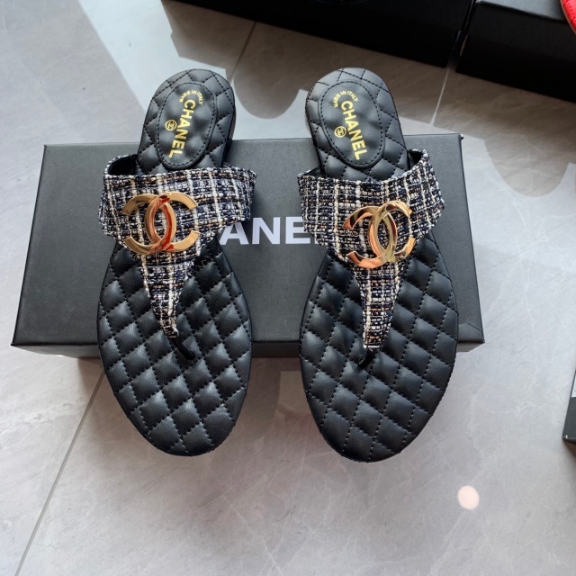 Metal Logo Women Fashion Beach Flip-Flops