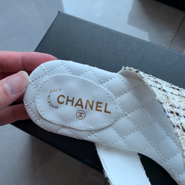 Metal Logo Women Fashion Beach Flip-Flops