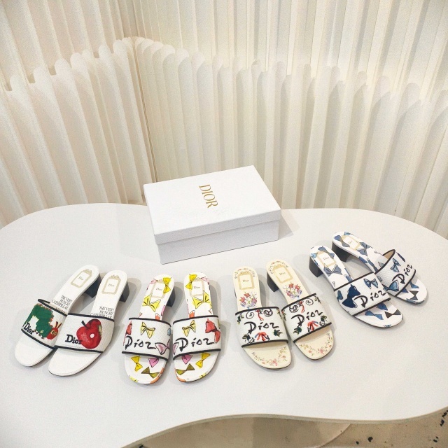 Fashion Embroidery Women Chunky Sandals