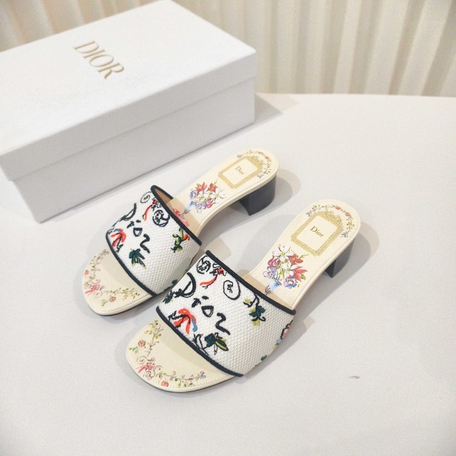 Fashion Embroidery Women Chunky Sandals