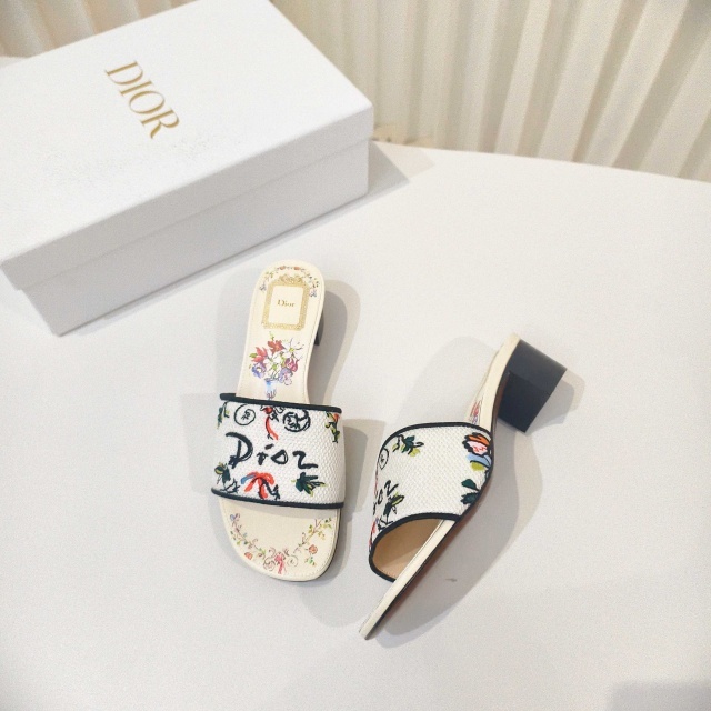Fashion Embroidery Women Chunky Sandals