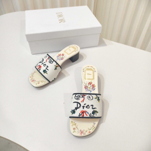 Fashion Embroidery Women Chunky Sandals