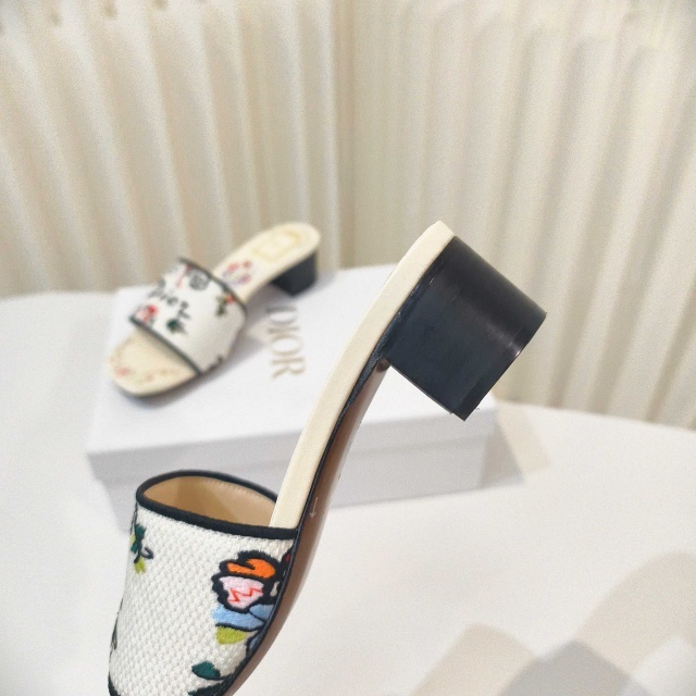 Fashion Embroidery Women Chunky Sandals