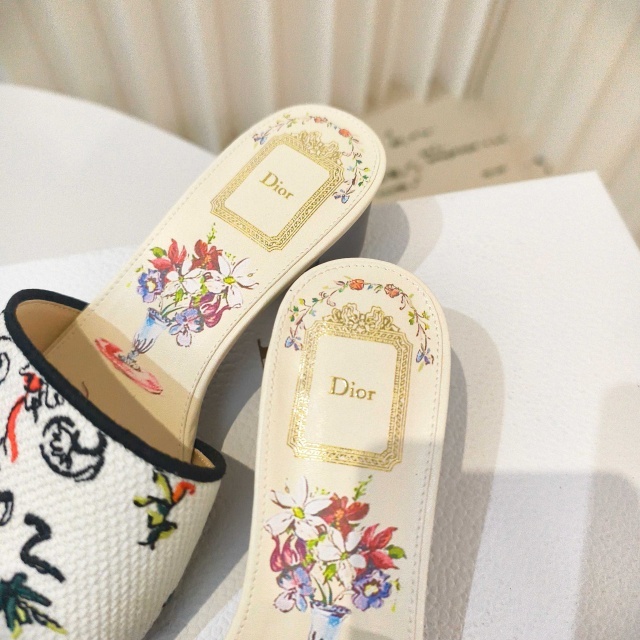Fashion Embroidery Women Chunky Sandals