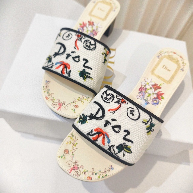 Fashion Embroidery Women Chunky Sandals