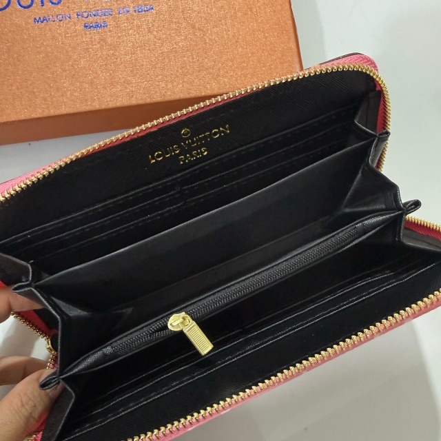 Metal Logo Leather Gradient Women Wallets