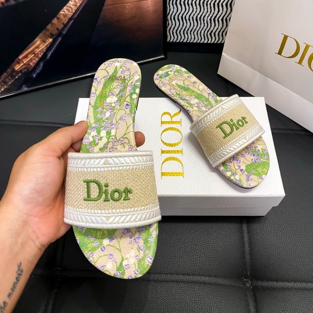 Fashion Design Embroidery Flat Sandals