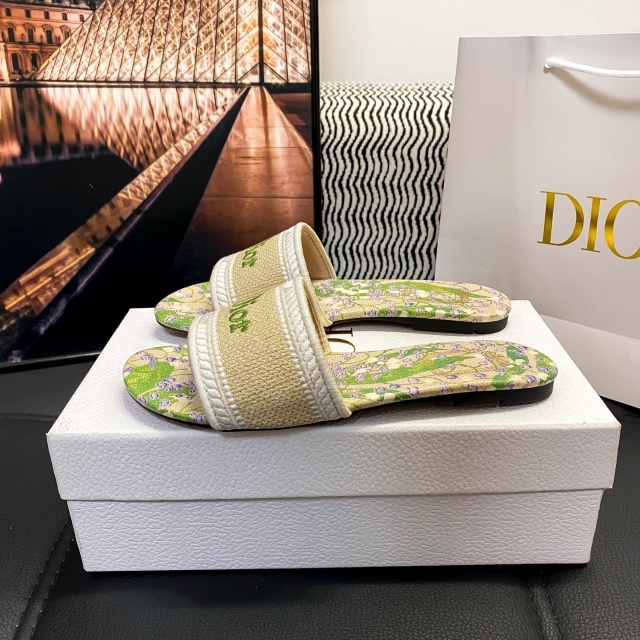 Fashion Design Embroidery Flat Sandals