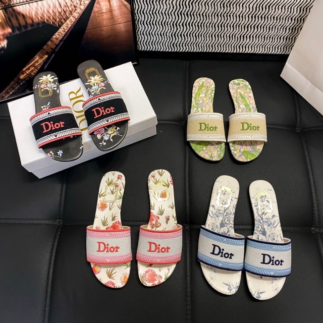 Fashion Design Embroidery Flat Sandals
