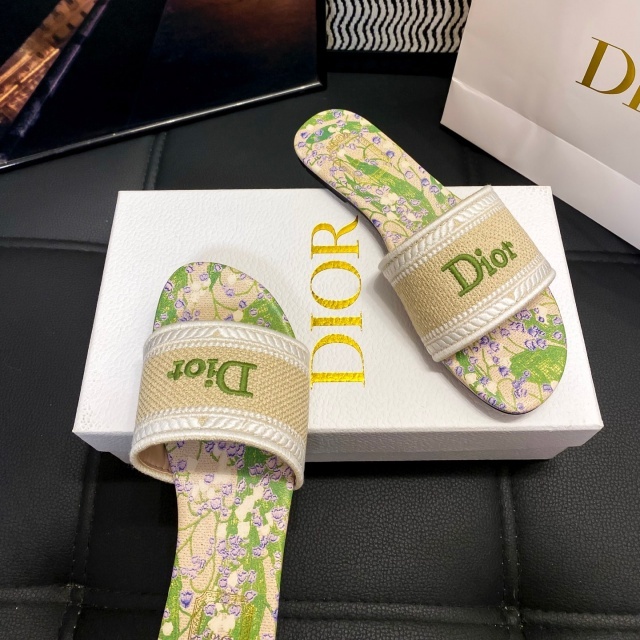 Fashion Design Embroidery Flat Sandals
