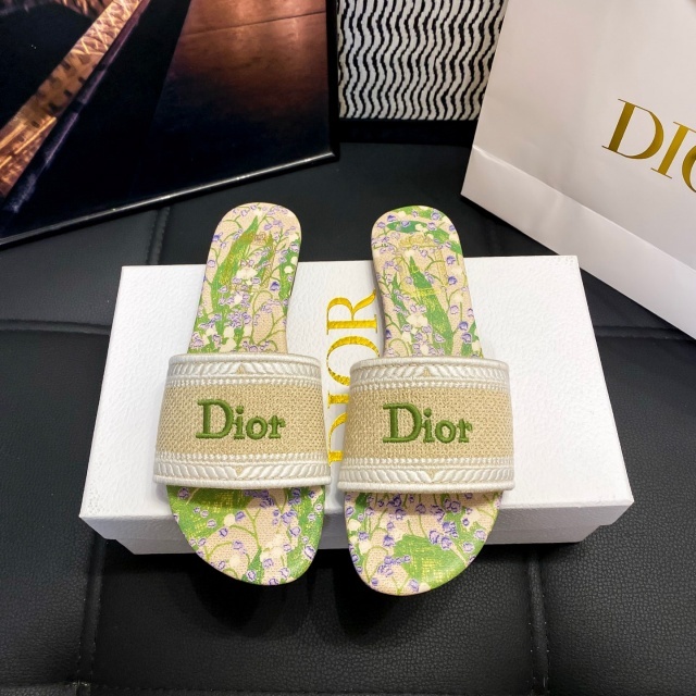 Fashion Design Embroidery Flat Sandals