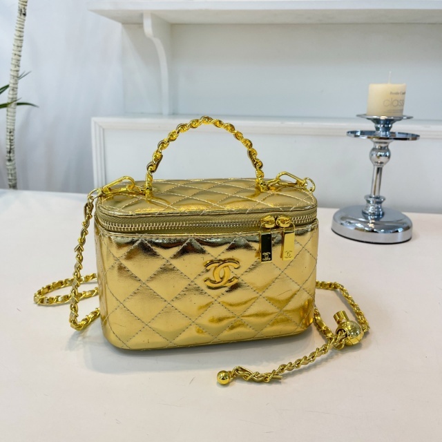 Luxury Fashion Chained Makeup Bags