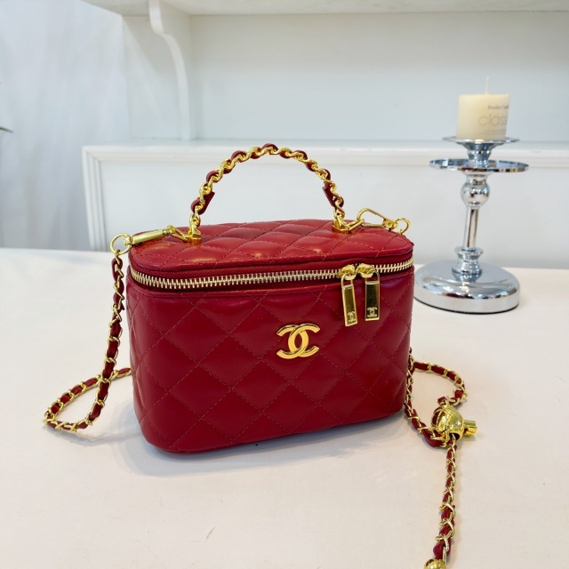 Luxury Fashion Chained Makeup Bags